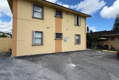 231 E 7th St #202, Hialeah: photo 1 of 10