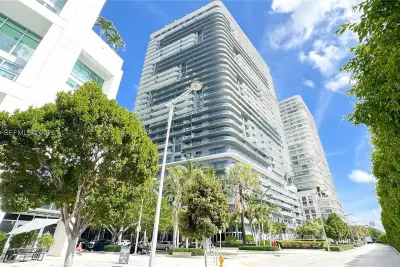 121 NE 34th St #814, Miami: photo 1 of 24