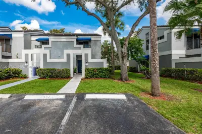 2327 SW 82nd Way, North Lauderdale: photo 1 of 10