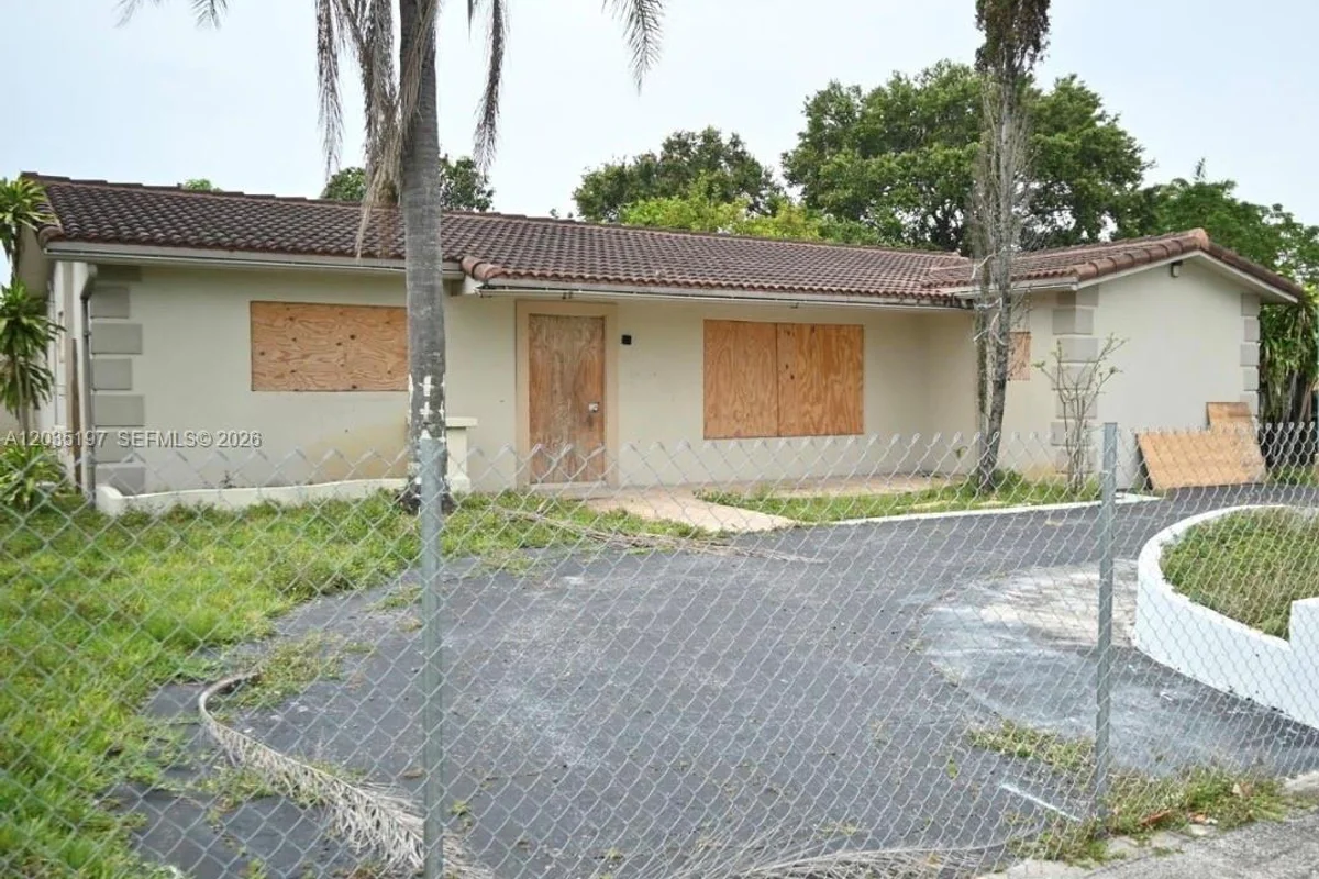 House in Hollywood: photo 1 of 13