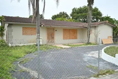 House in Hollywood: photo 1 of 13