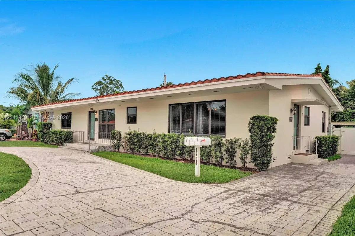 1704 Rodman St, Hollywood: photo 1 of 51
