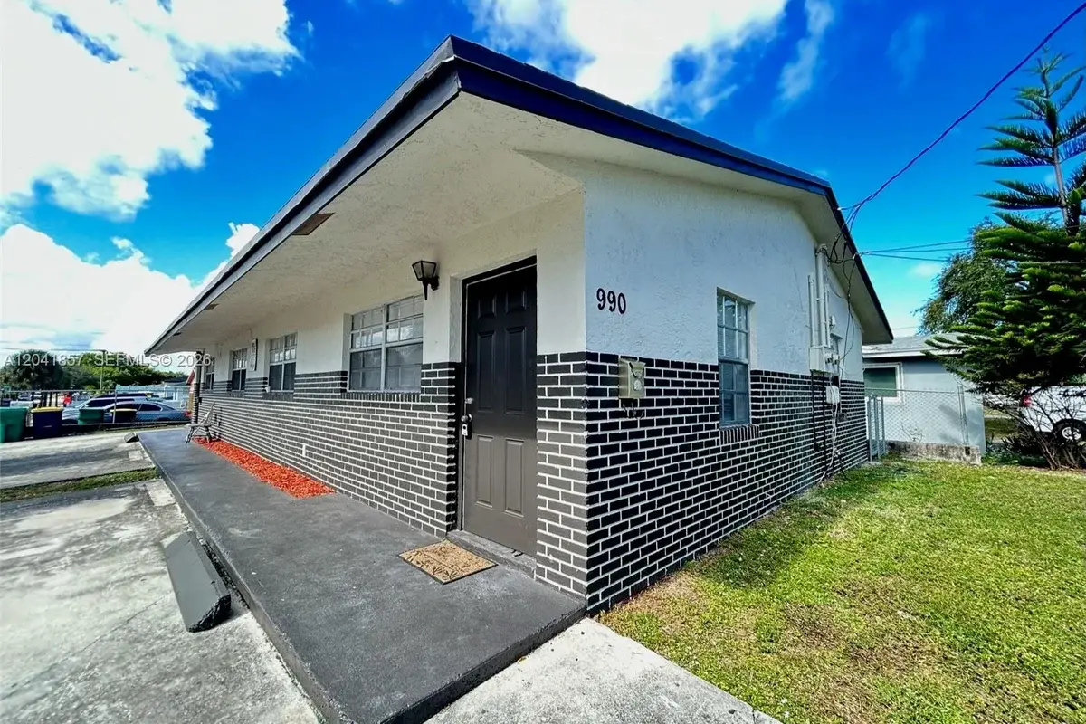 990 Phippen Waiters Rd, Dania Beach: photo 1 of 8