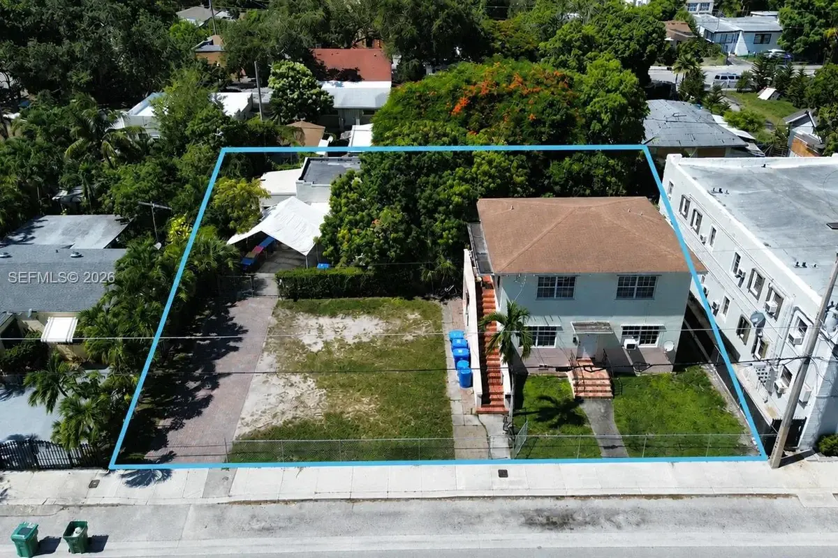 255 NW 32nd St, Miami: photo 1 of 10