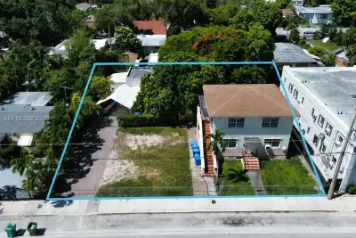 255 NW 32nd St, Miami: photo 1 of 10
