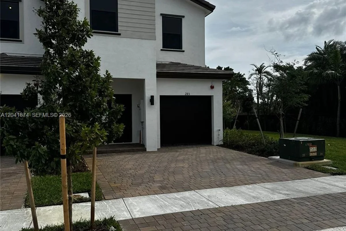 285 SW 159th Ln, Pembroke Pines: photo 1 of 39