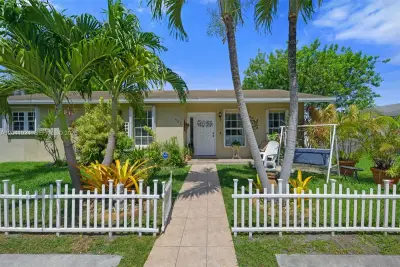 906 SW 8th Ave, Hallandale Beach: photo 1 of 28