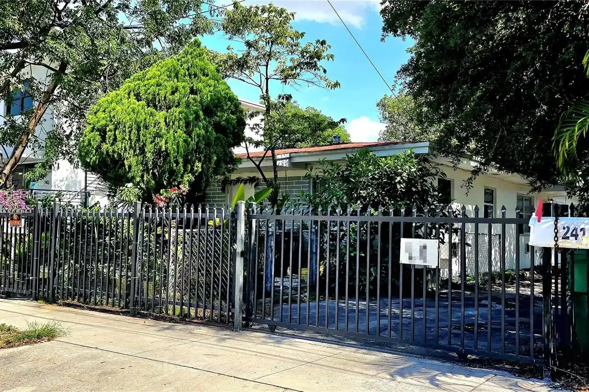 241 NW 32nd St, Miami: photo 1 of 71