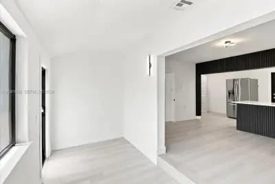 811 NW 65th St, Miami: photo 1 of 14