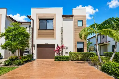 20682 NE 2nd Ct, Miami: photo 1 of 16