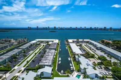 129 Lehane Ter #133, North Palm Beach: photo 1 of 41