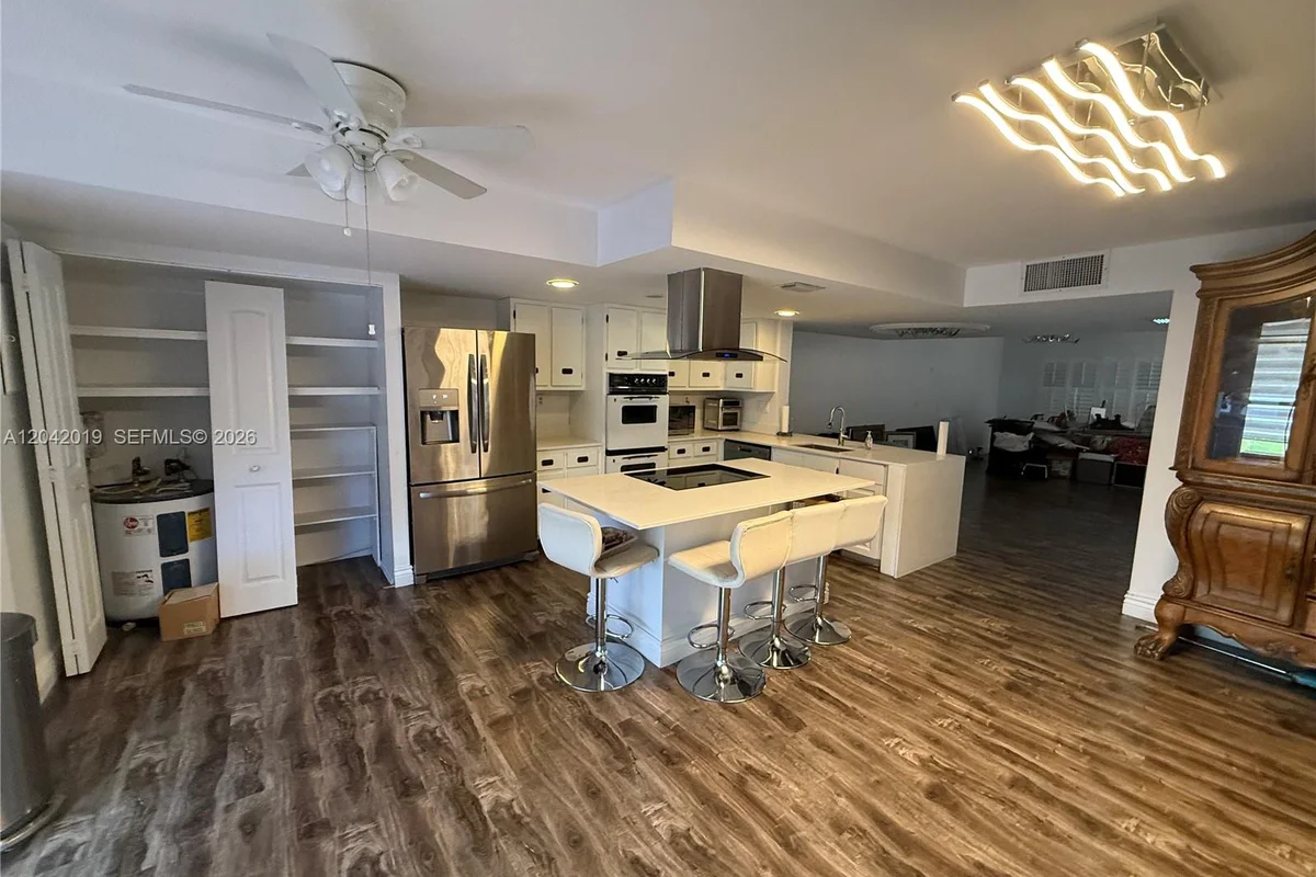2606 NE 10 St, Hallandale Beach: photo 1 of 10
