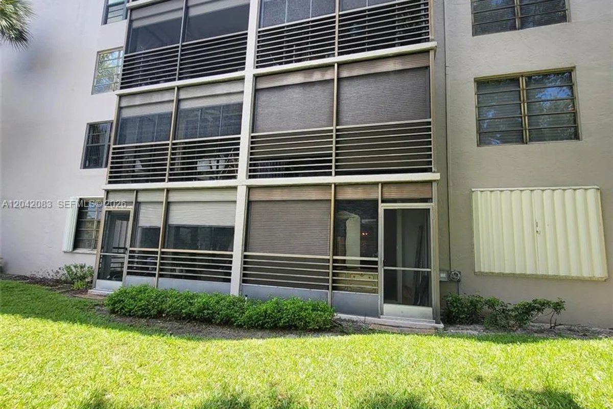900 Colony Point Cir #107, Pembroke Pines: photo 1 of 13