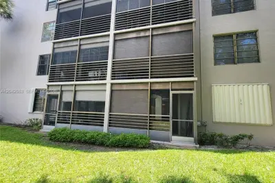900 Colony Point Cir #107, Pembroke Pines: photo 1 of 13