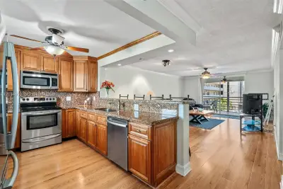 325 SE 11th Ter #308, Dania Beach: photo 1 of 31