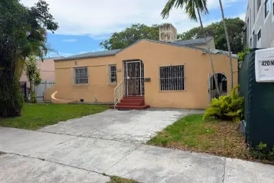 424 NE 72nd St, Miami: photo 1 of 19