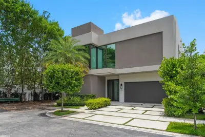 6814 NW 104th Ct, Doral: photo 1 of 53