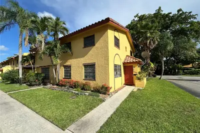 2700 NW 47th Ter #1001, Lauderdale Lakes: photo 1 of 10