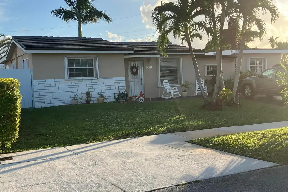 7960 NW 174th St, Hialeah: photo 1 of 22