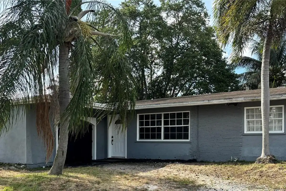 House in Davie: photo 1 of 7