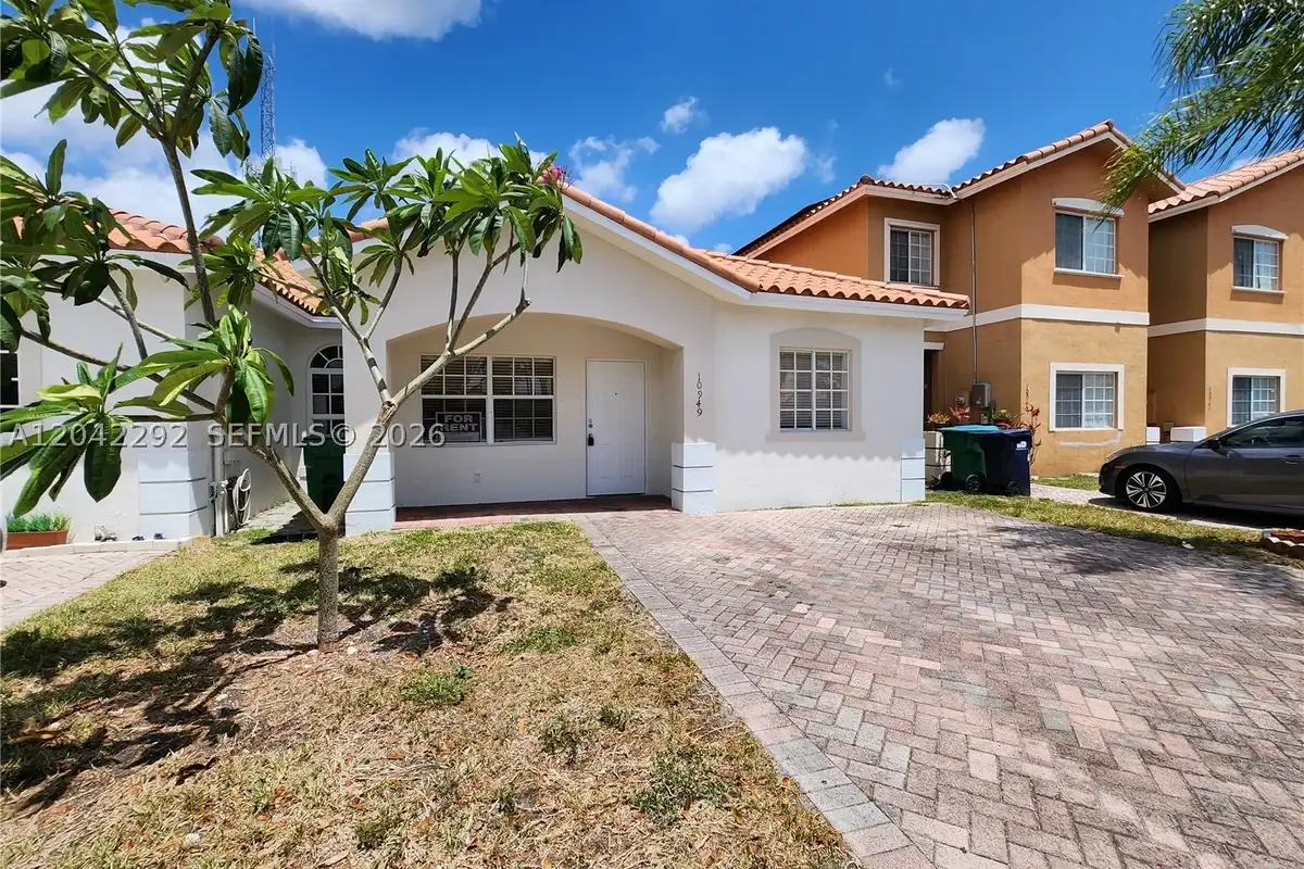 10949 SW 181 Te, Miami: photo 1 of 32