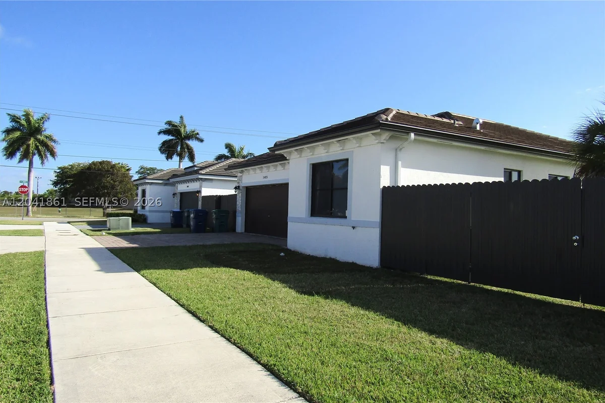 16825 SW 109th Pl, Miami: photo 1 of 25