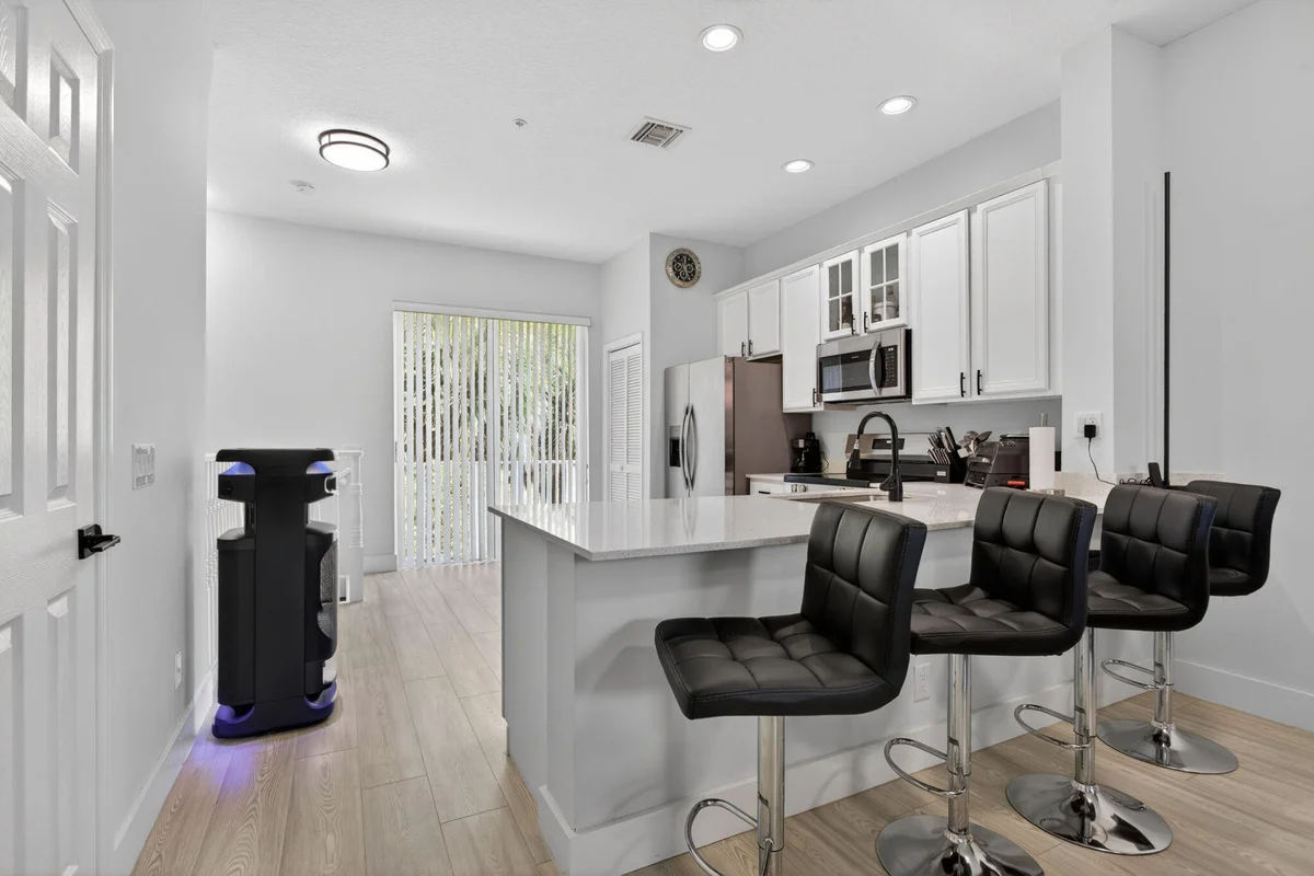 2457 NE 14th St, Pompano Beach: photo 1 of 32