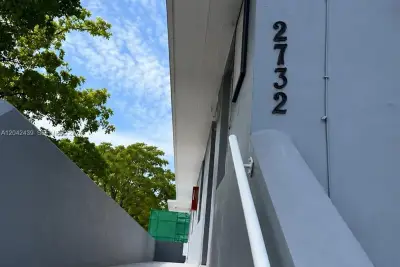 2732 SW 22nd St #3, Miami: photo 1 of 11