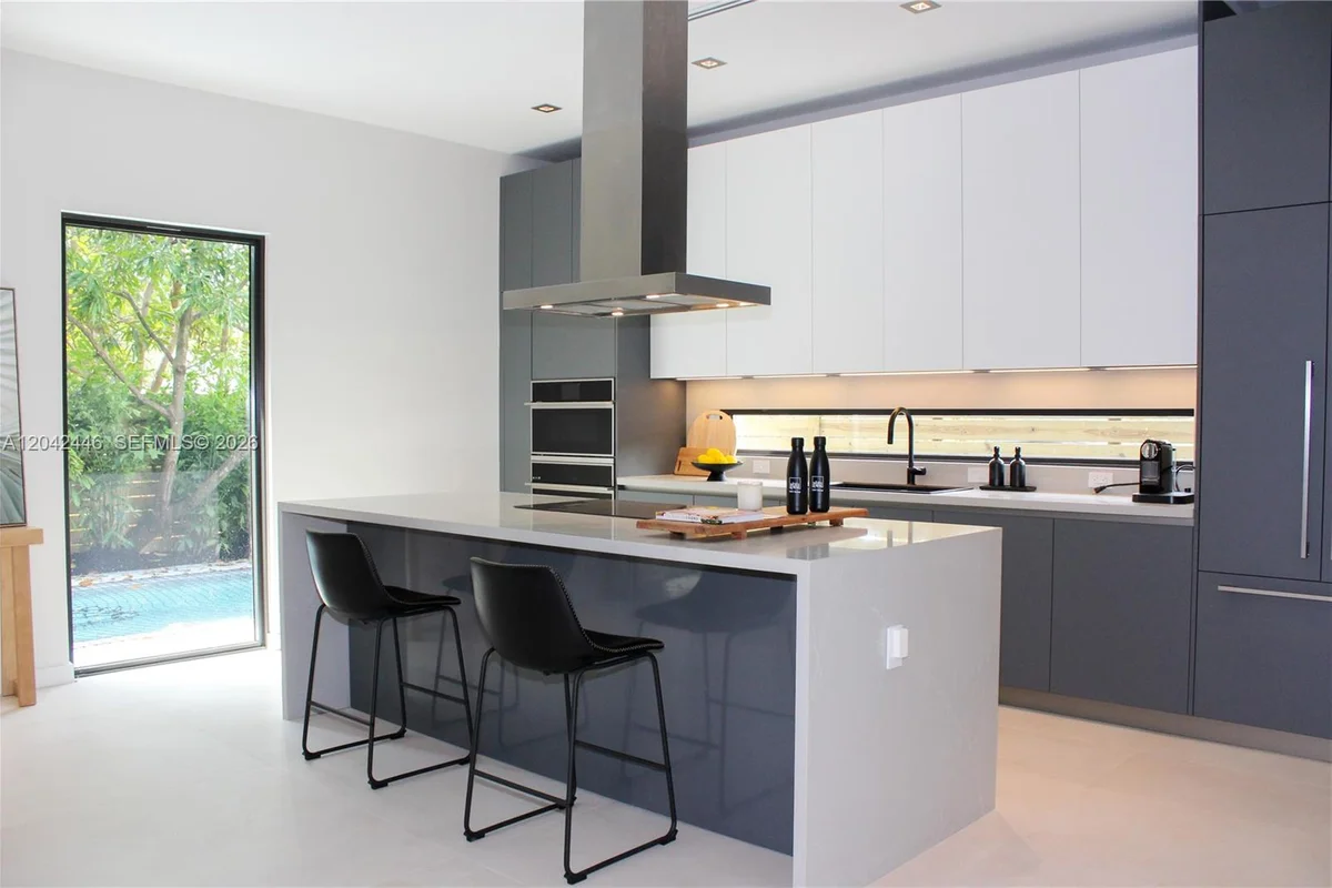 3540 Oak Ave, Miami: photo 1 of 28