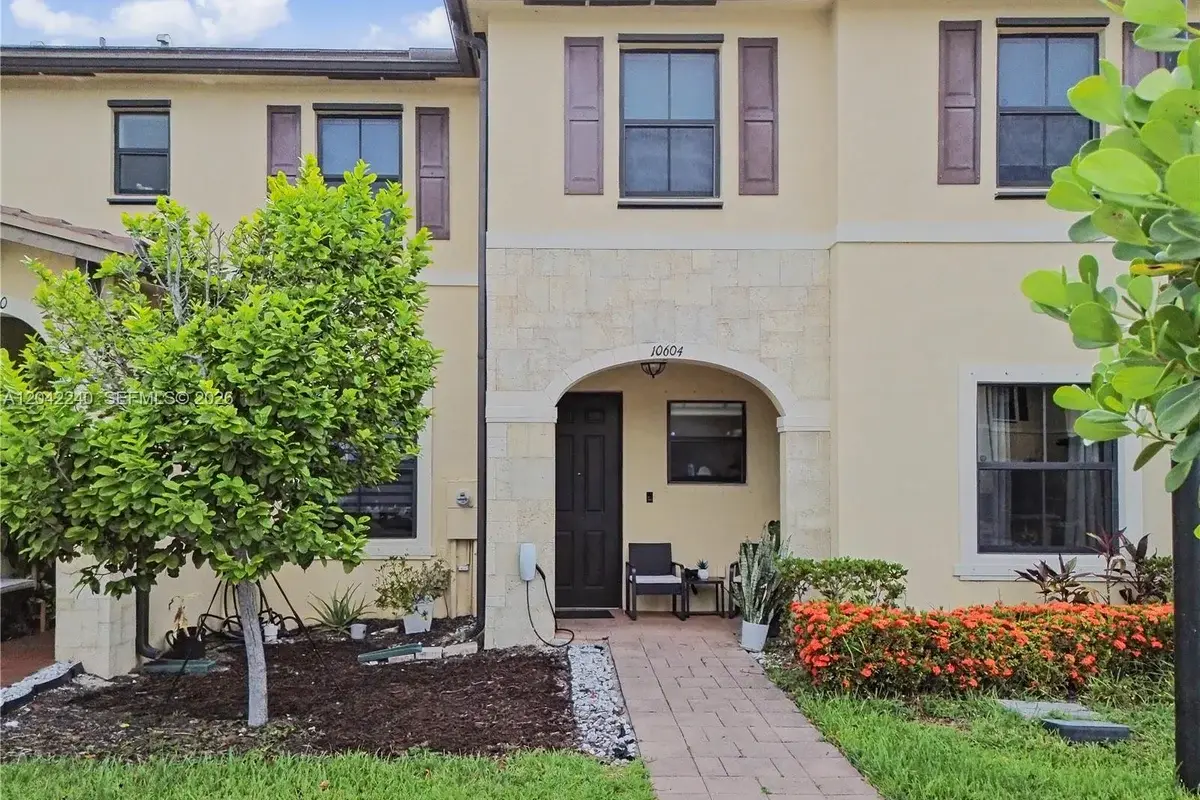 10604 W 33rd Ln, Hialeah: photo 1 of 38