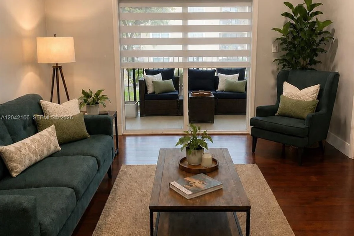 Condo in Pembroke Pines: photo 1 of 32