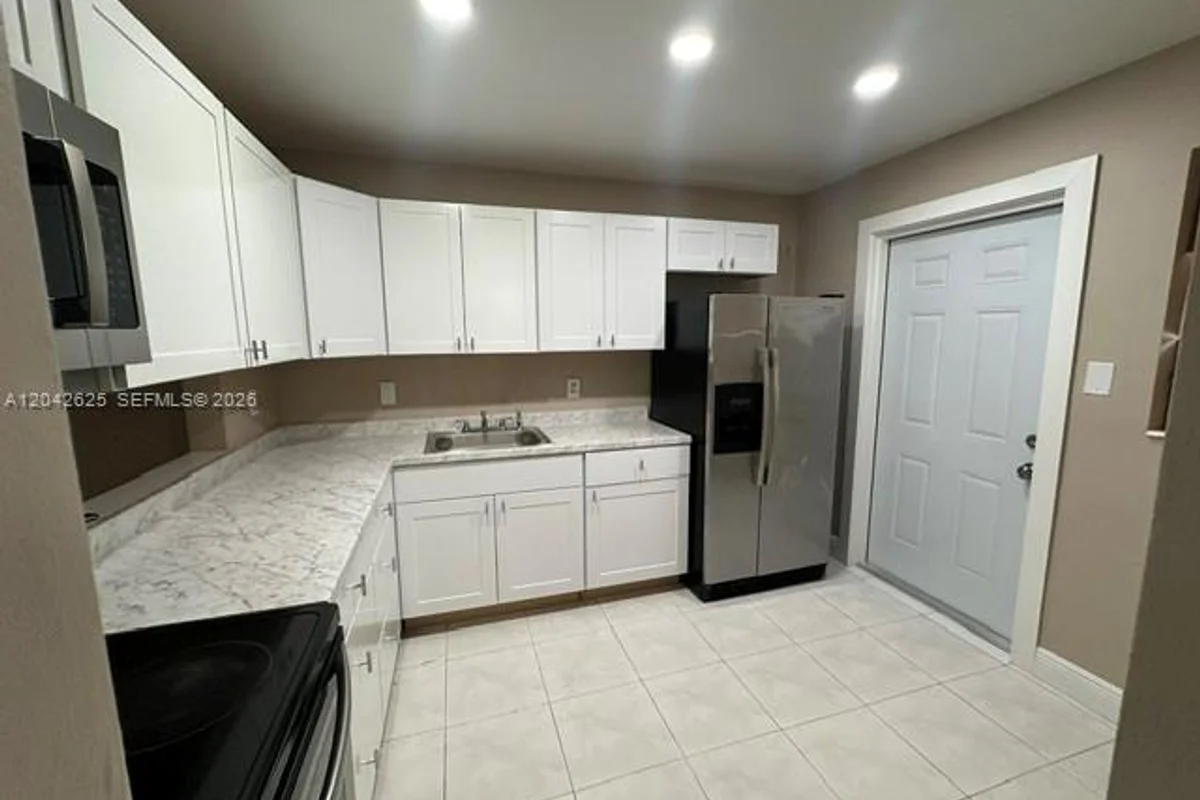 251 NE 187th St #809, Miami: photo 1 of 5