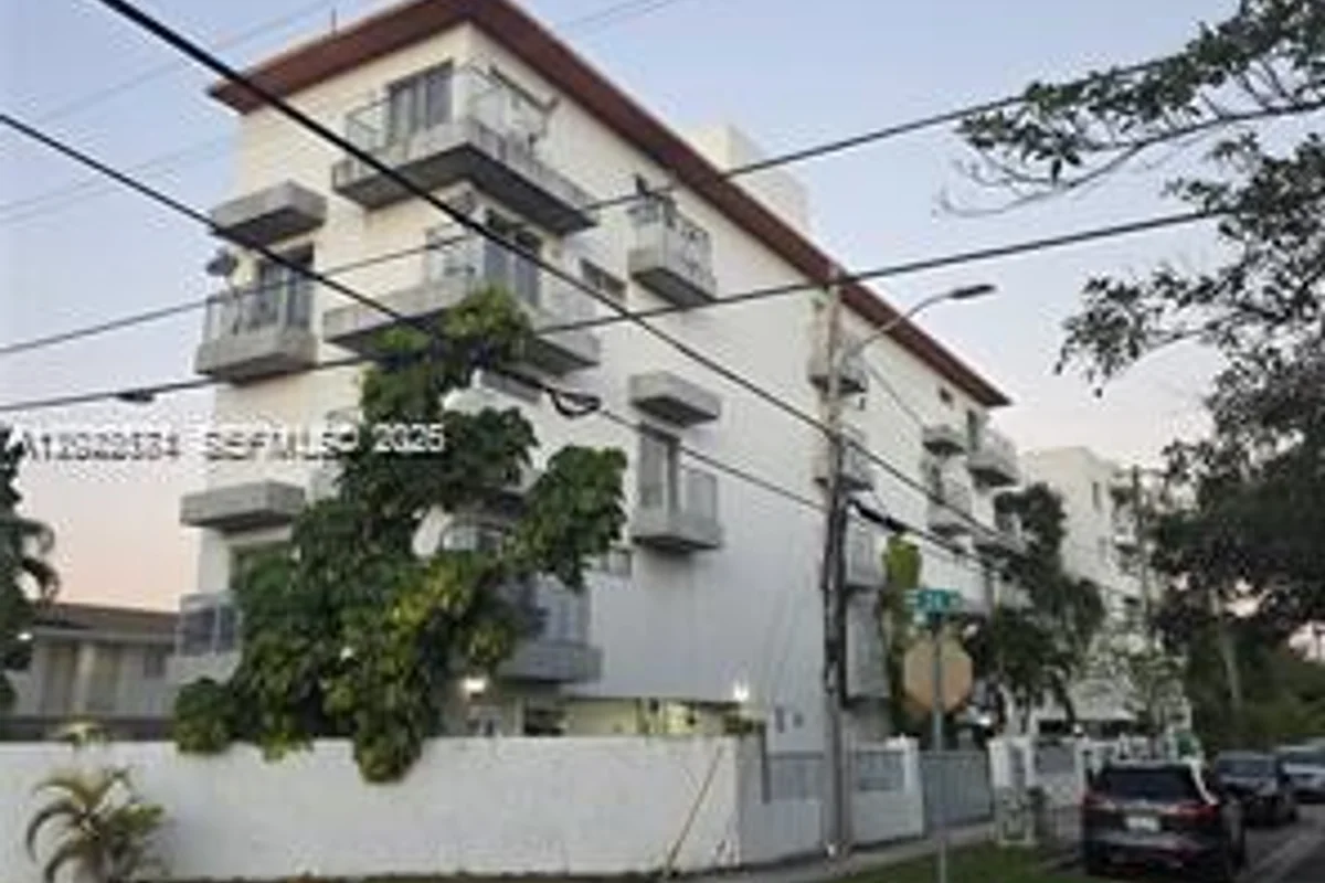 2389 NW 26th St #2B, Miami: photo 1 of 10