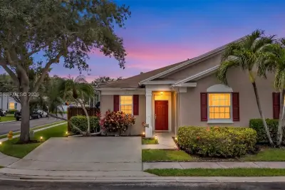 5823 Plum Harbor Cir, Tamarac: photo 1 of 36