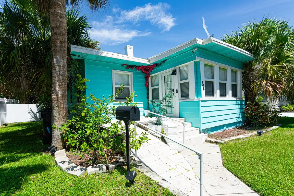 305 N Lakeside Dr, Lake Worth Beach: photo 1 of 30
