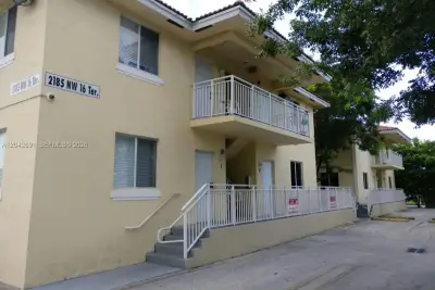2185 NW 16th Ter #10, Miami: photo 1 of 13