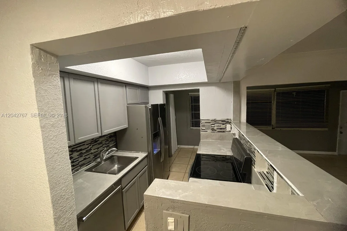 20490 NW 7th Ave #5, Miami Gardens: photo 1 of 17