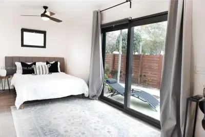 1240 NE 17th Ave #2, Fort Lauderdale: photo 1 of 20