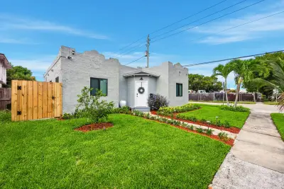 424 Putnam Rd, West Palm Beach: photo 1 of 43