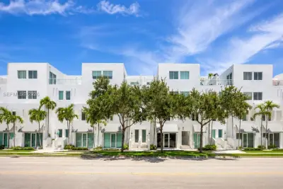 710 NE 3rd Ave, Fort Lauderdale: photo 1 of 82