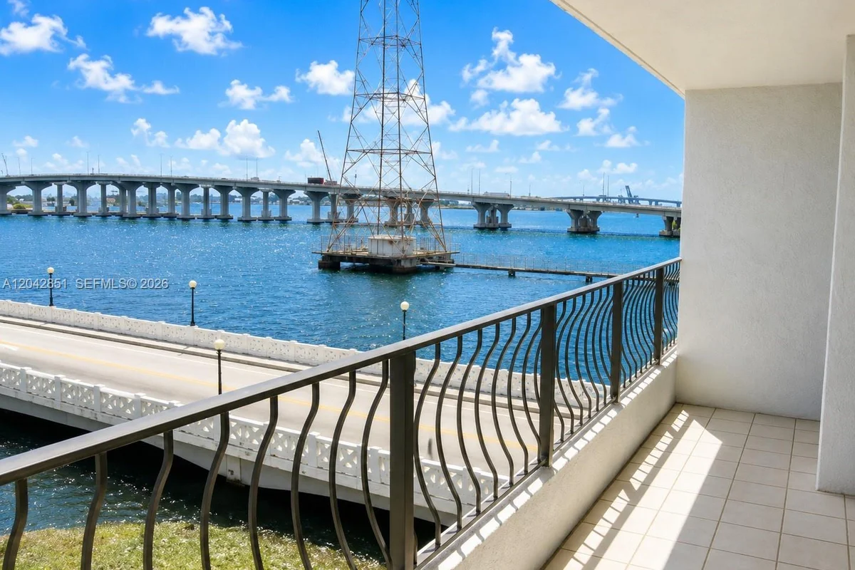 555 NE 15th St #403, Miami: photo 1 of 10