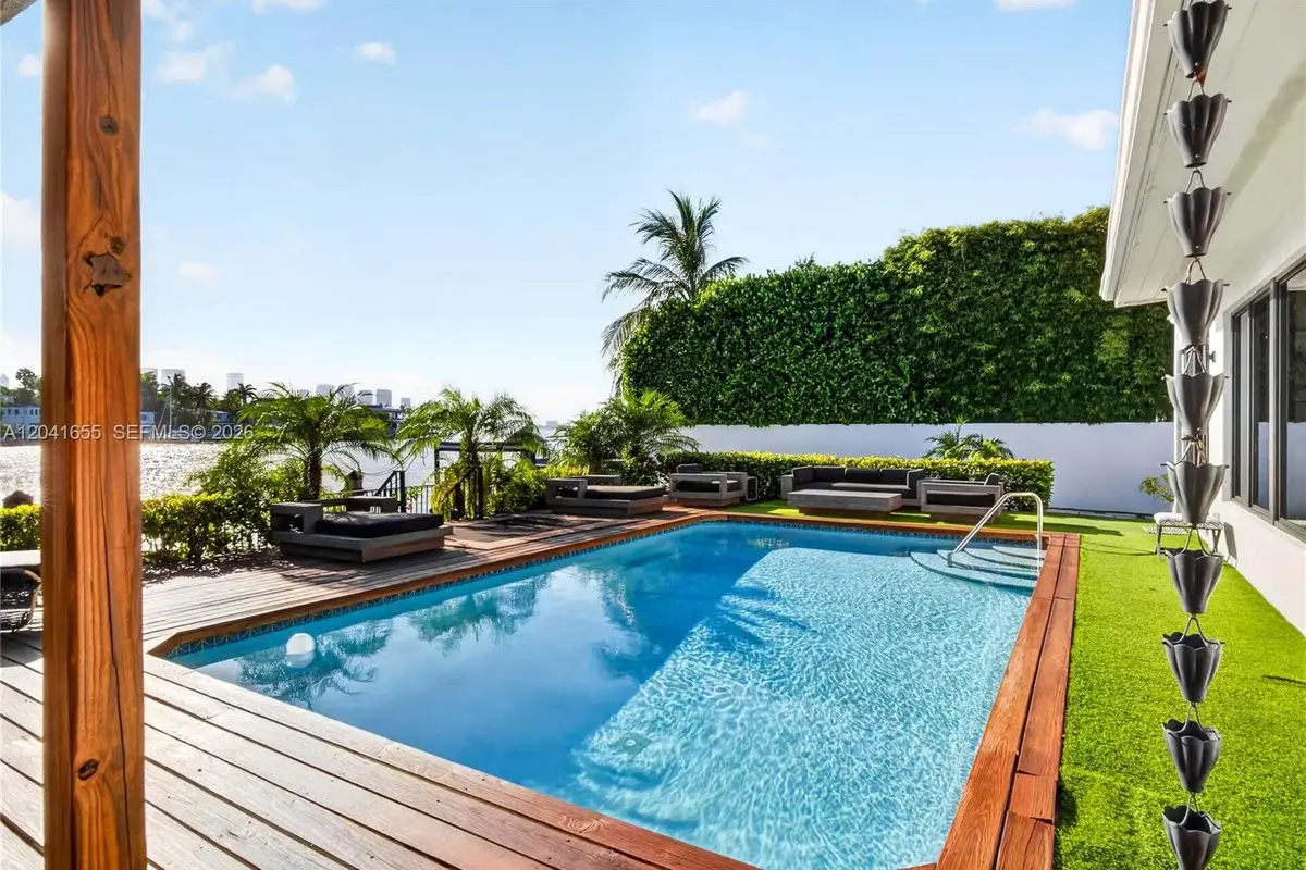 460 W Dilido Dr, Miami Beach: photo 1 of 36