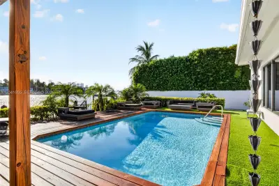 460 W Dilido Dr, Miami Beach: photo 1 of 36