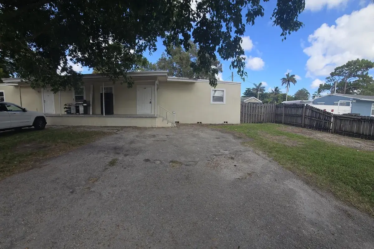 1220 Kent St, West Palm Beach: photo 1 of 10