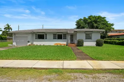 20 SW 4th St, Dania Beach: photo 1 of 23