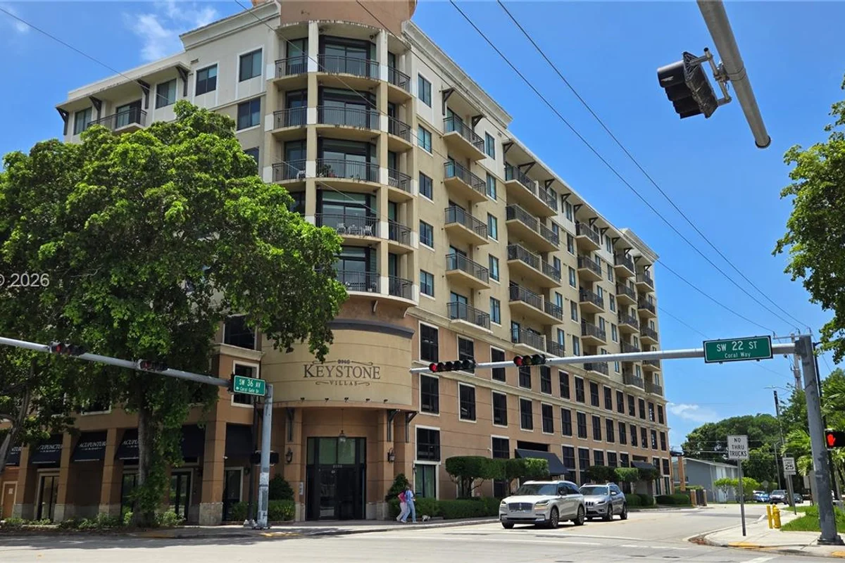 3590 Coral Way #902, Miami: photo 1 of 15
