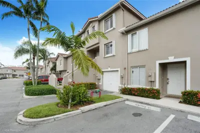 221 Riviera Cir, Weston: photo 1 of 15