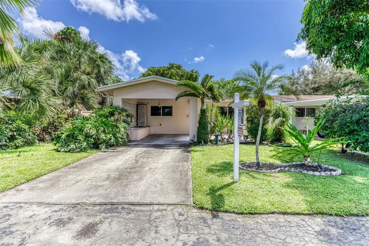 1676 NE 40th St, Oakland Park: photo 1 of 26