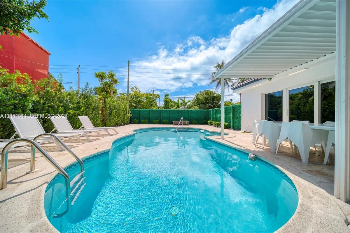 2298 SW 16th Ave, Miami: photo 1 of 15