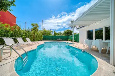 2298 SW 16th Ave, Miami: photo 1 of 15